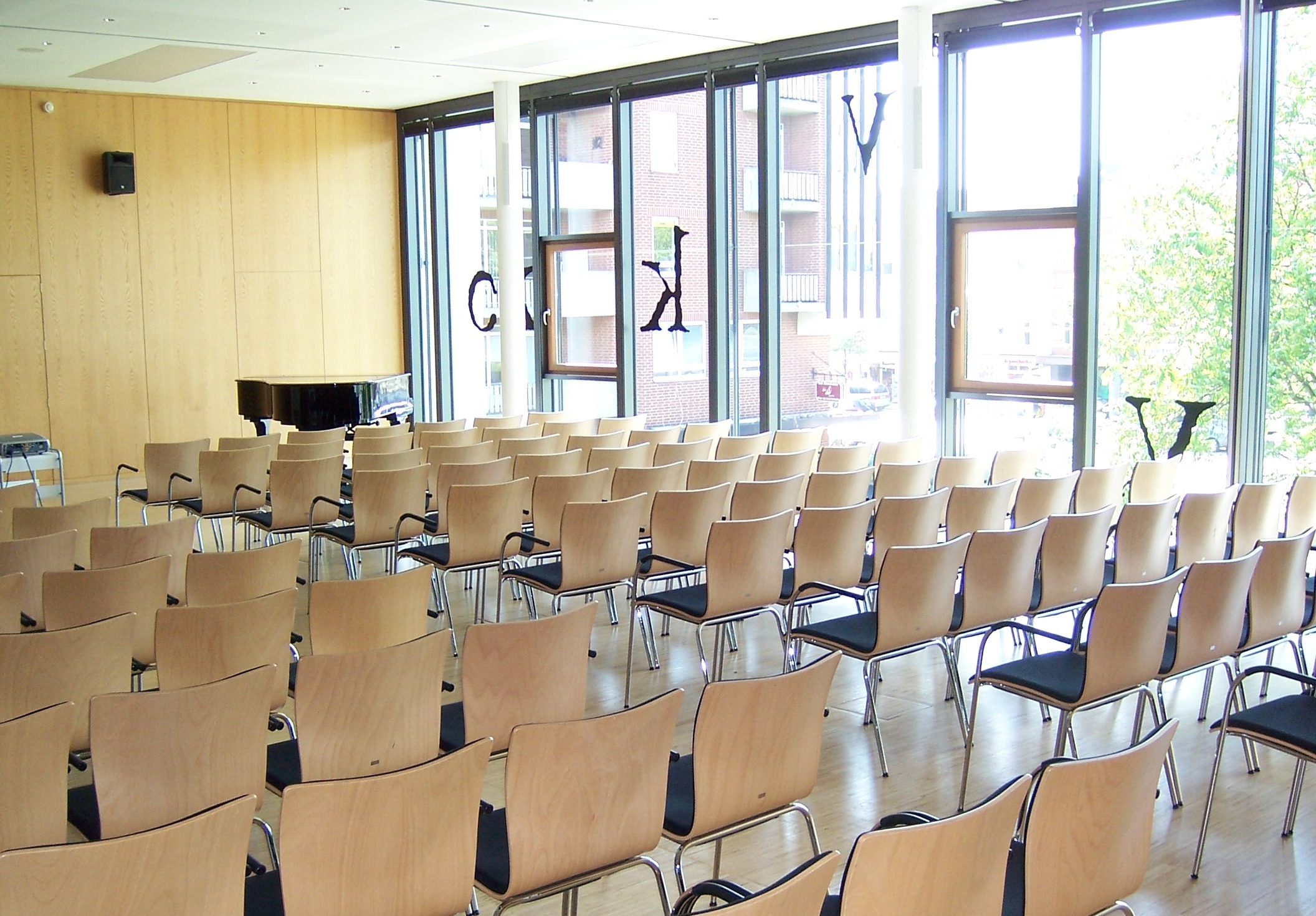 Junge Menschen draußen an einem Tisch in einer Unterhaltung