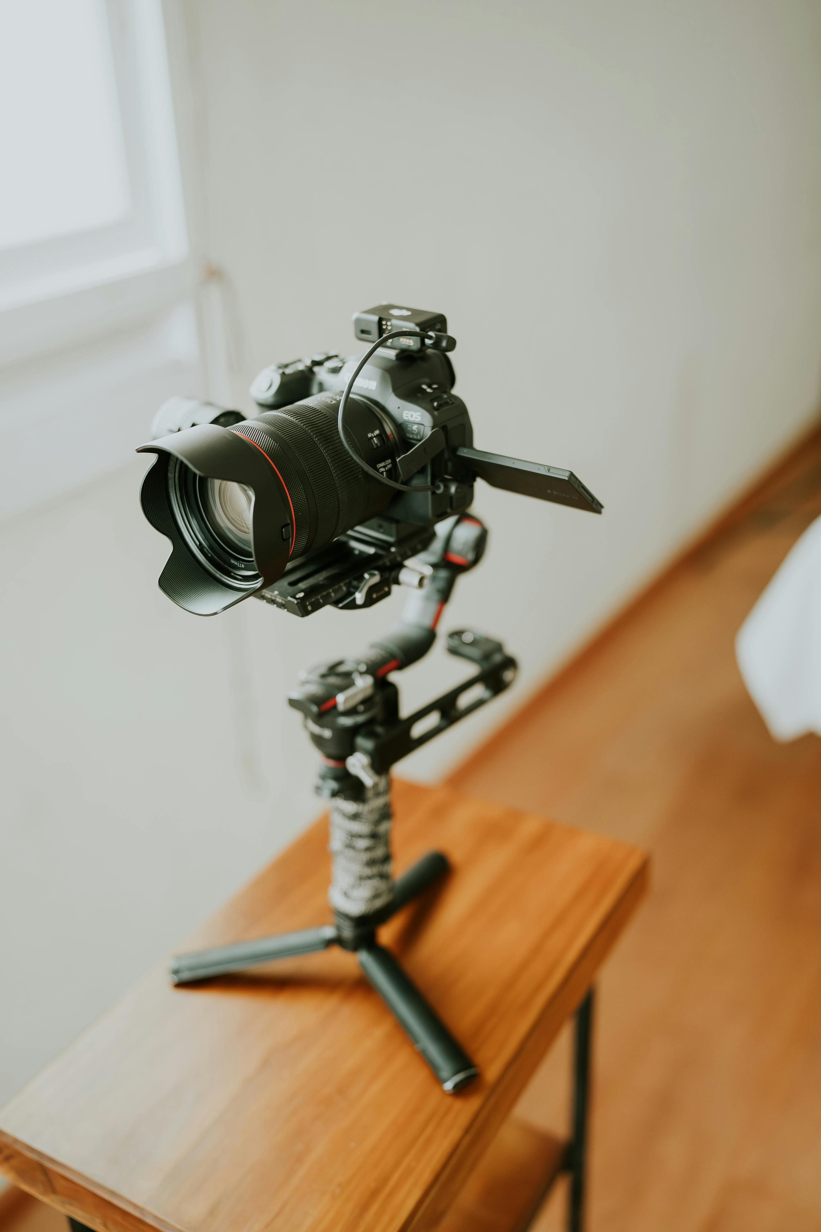 Kamera auf kleinem Stativ auf Tisch